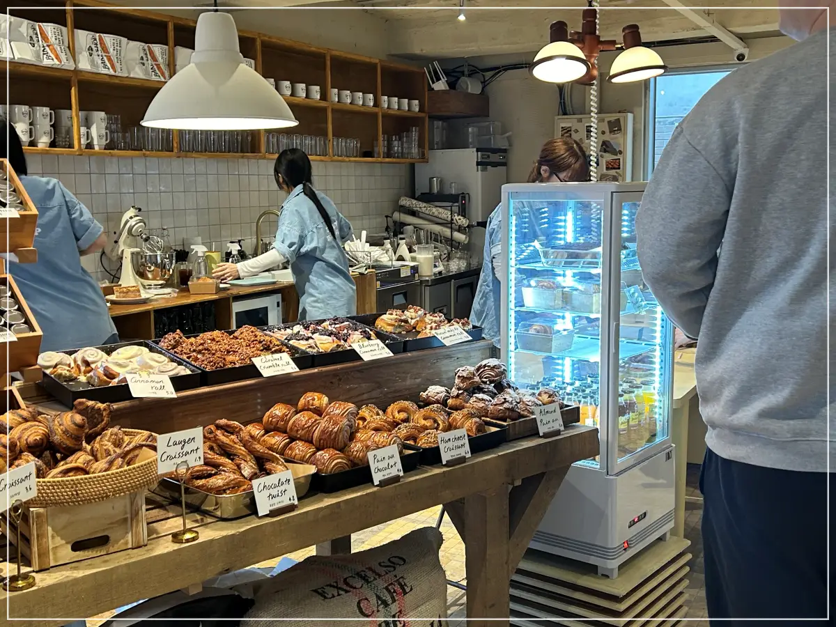 퍼먼트-안국-내부-매대-앞-사진