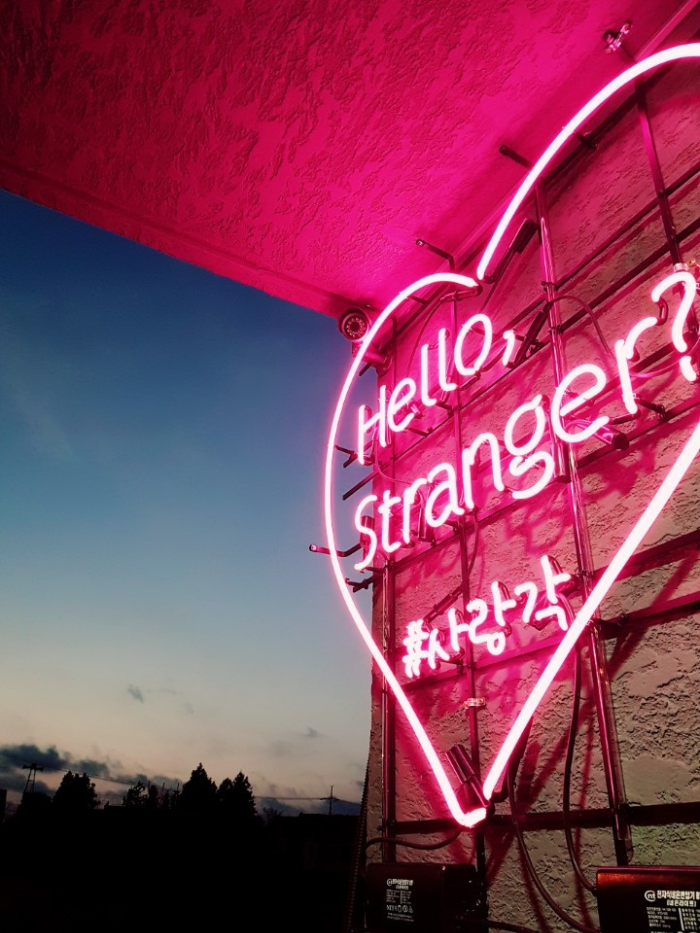 사랑각 게스트하우스를 상징하는 핑크 네온사인 &lsquo;Hello, Stranger?&rsquo;, 감성 포토존으로 인기