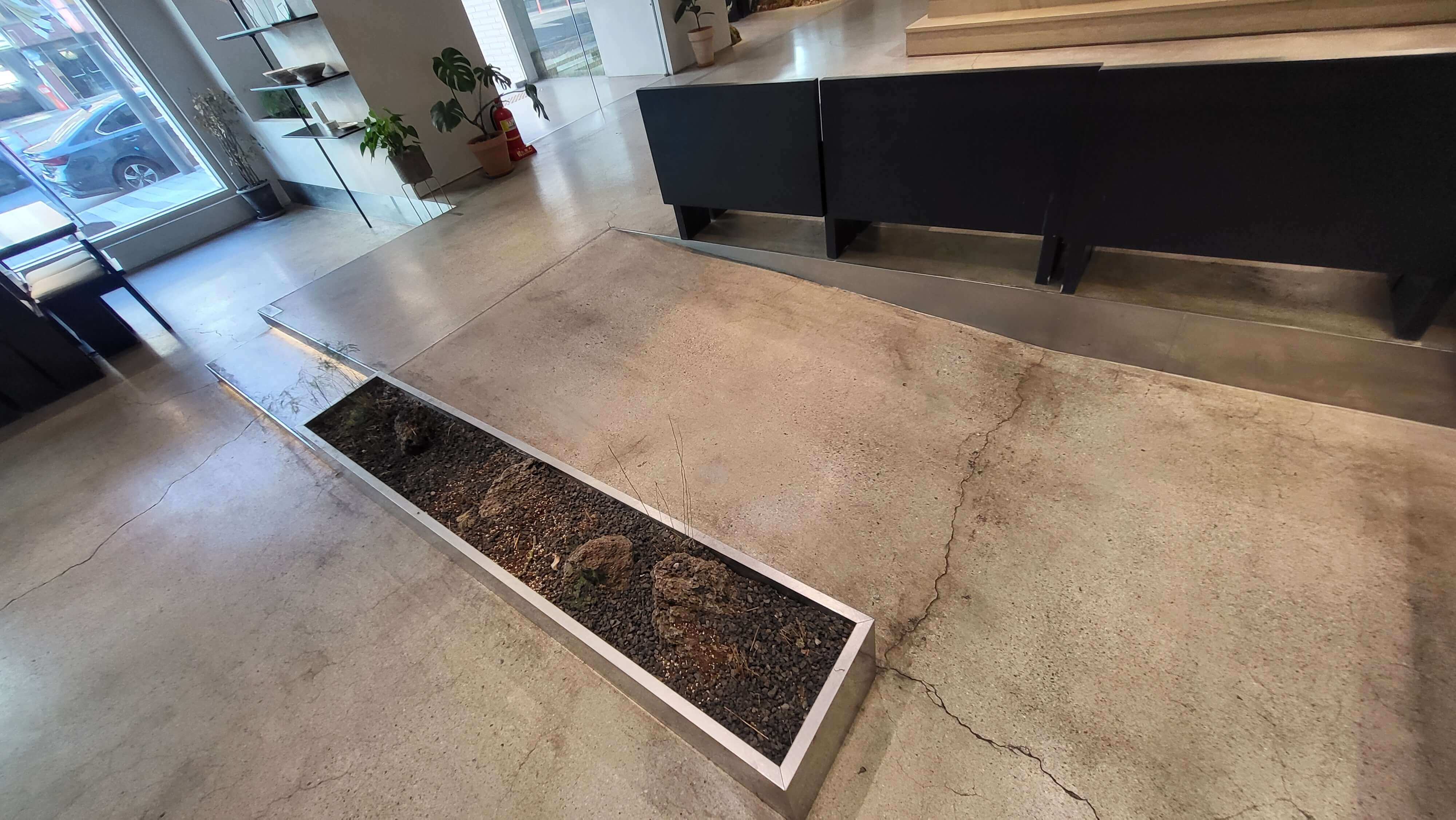 문정동 카페 바닥 슬로프 모습