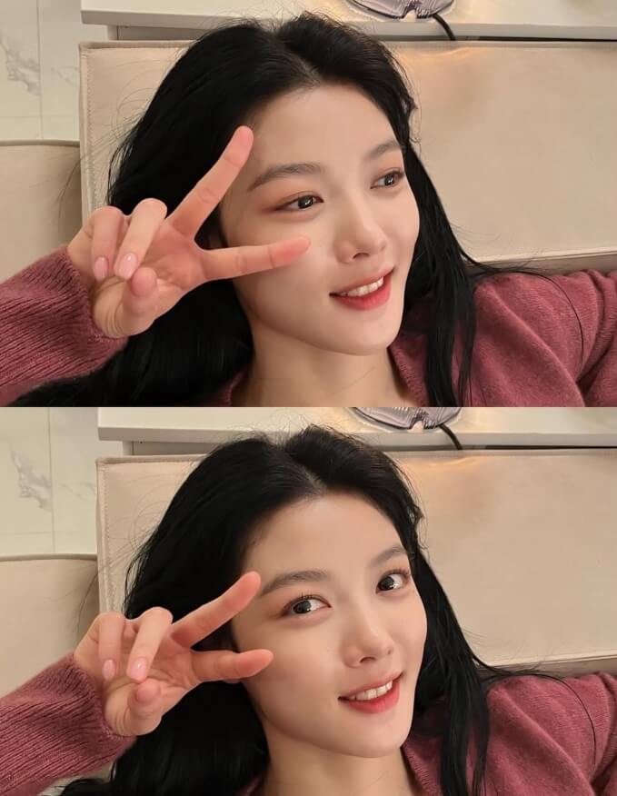 손가락브이를하고있는-긴머리여성의모습