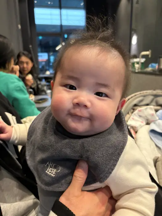 엄마 아빠랑 카페온 아이