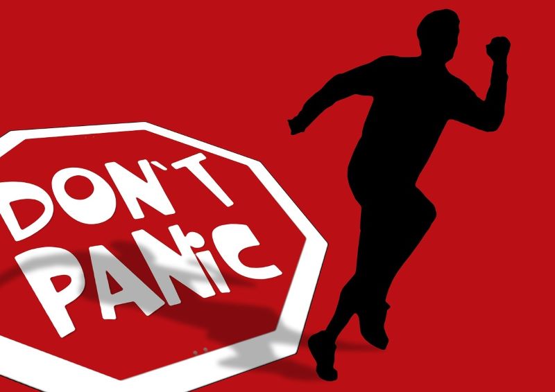 Don't-Panic 이라는 글자가 있고 도망가는 사람의 검은 그림자가 있는 사진