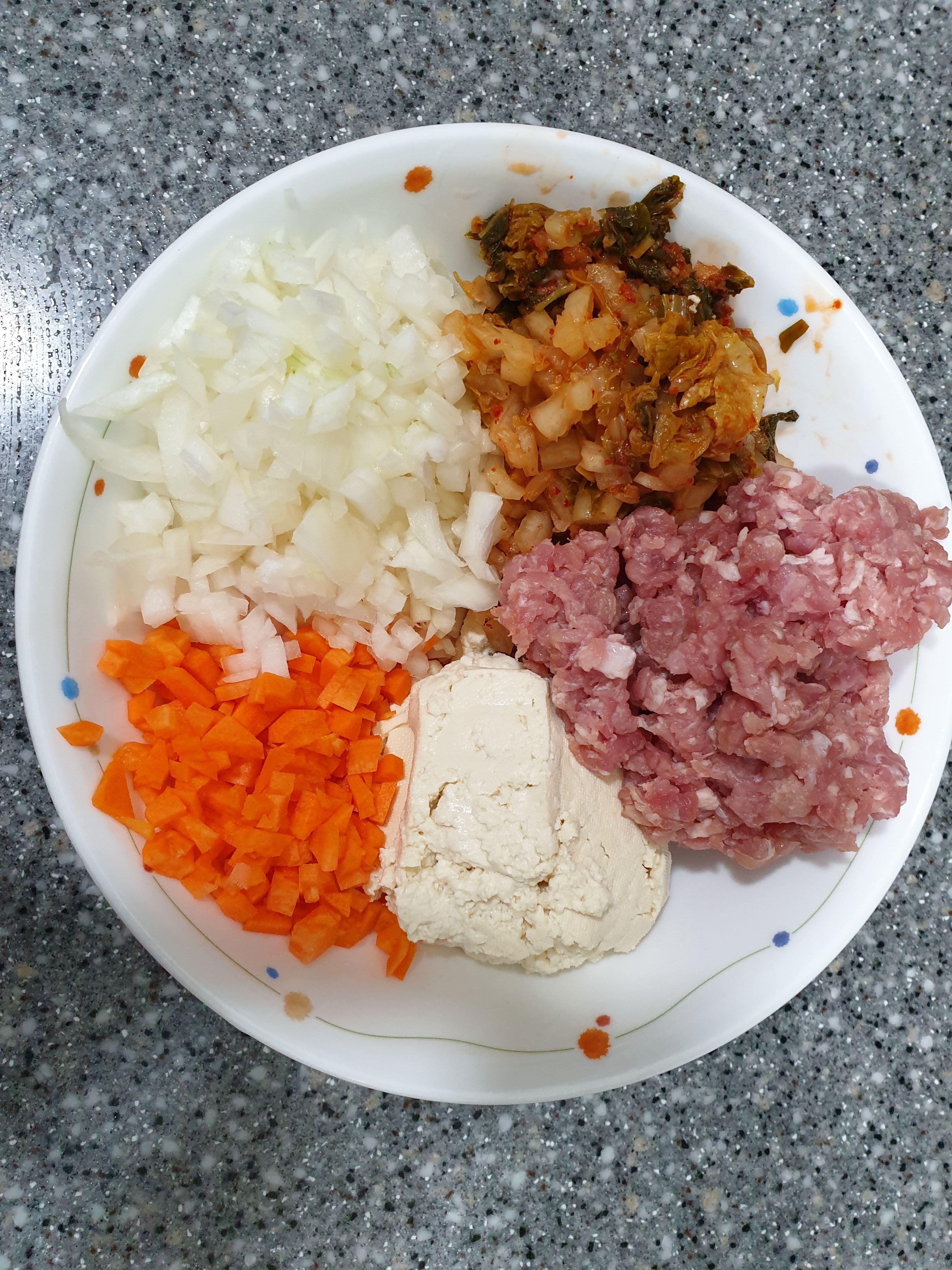 으깬두부,다진당근,다진양파