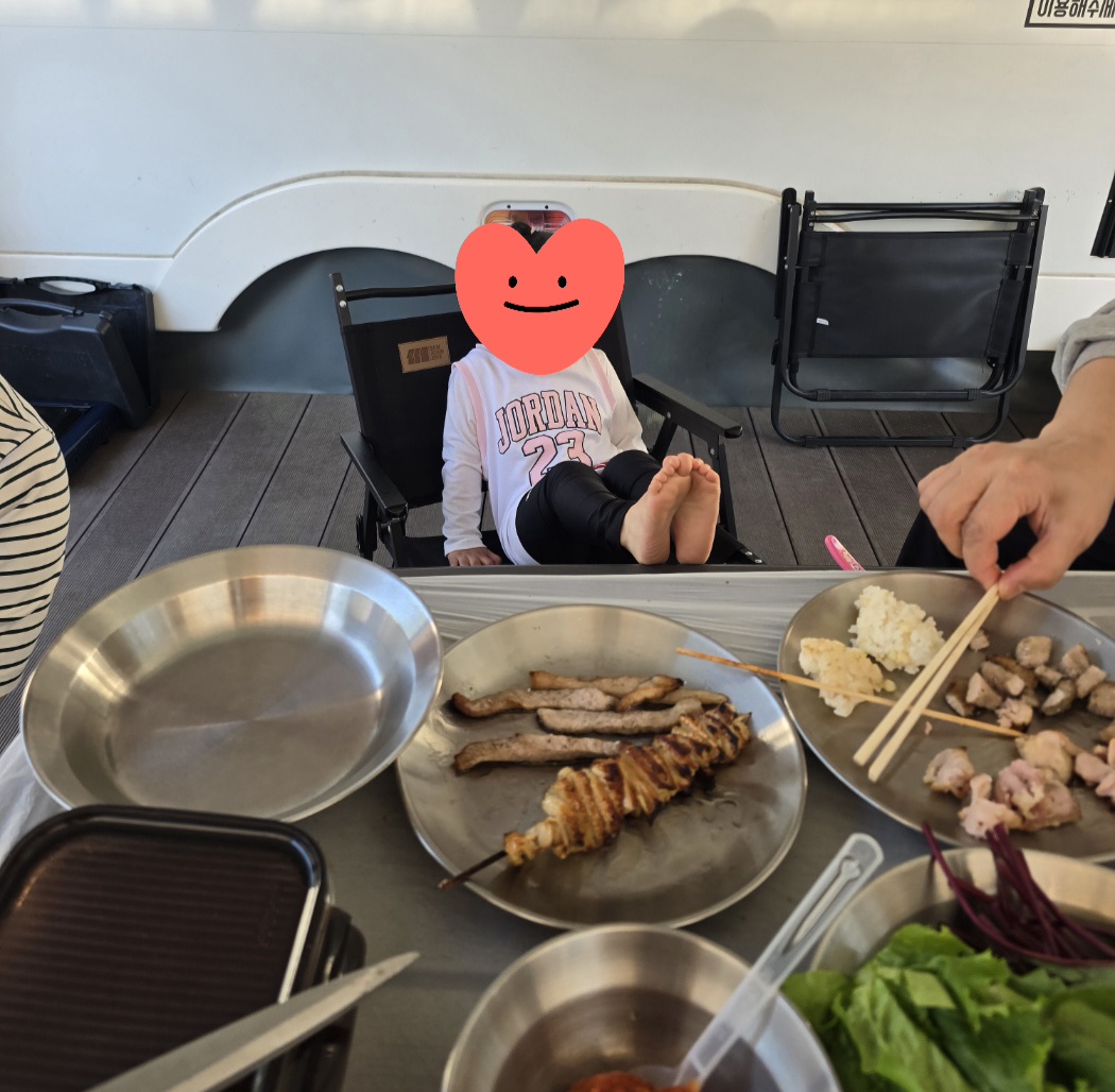 카라반 테라스에서 구워 먹는 수제 꼬치구이와 바베큐 만찬