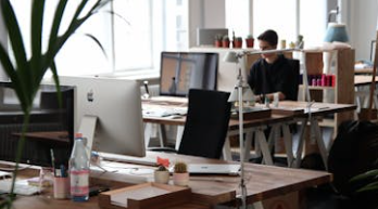 쉬는 날에도 출근한 직장인