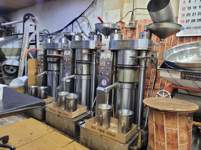 청량리 정본기름집 들기름 착유 기계와 작업 모습