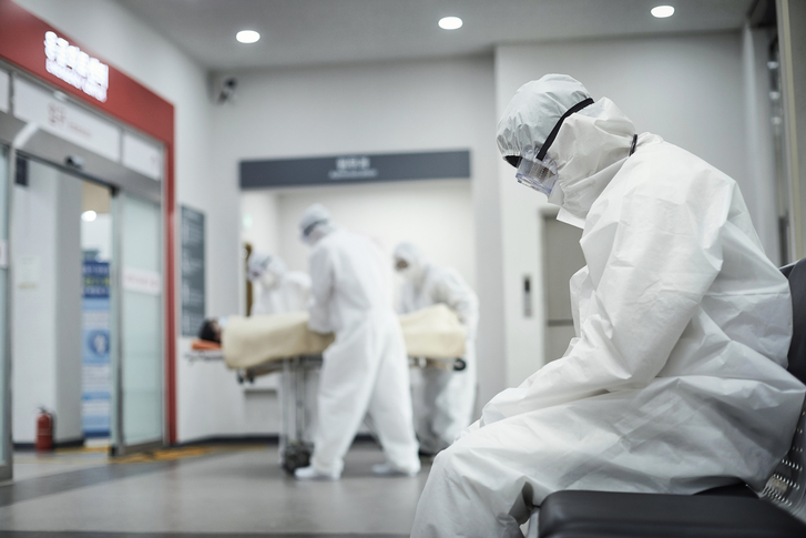 코로나-근무하는-의사