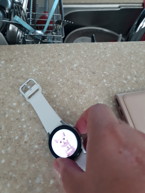 그리고 워치를 올려놓으면 충전이 되는데, 정가운데 잘 올려 놔야함!!