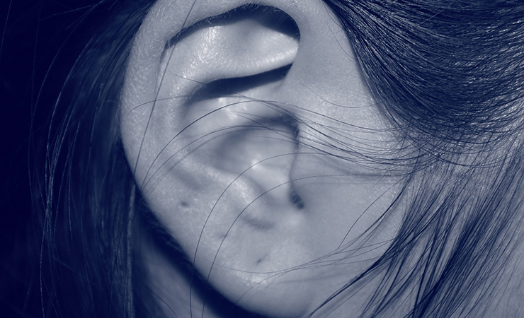 두 귀를 손가락으로 막고 숨 참기