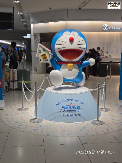 산치토세 공항 도라에몽 인형동상