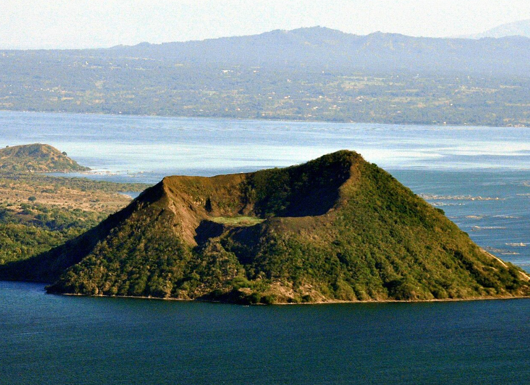 타알 화산의 분화구 사진
