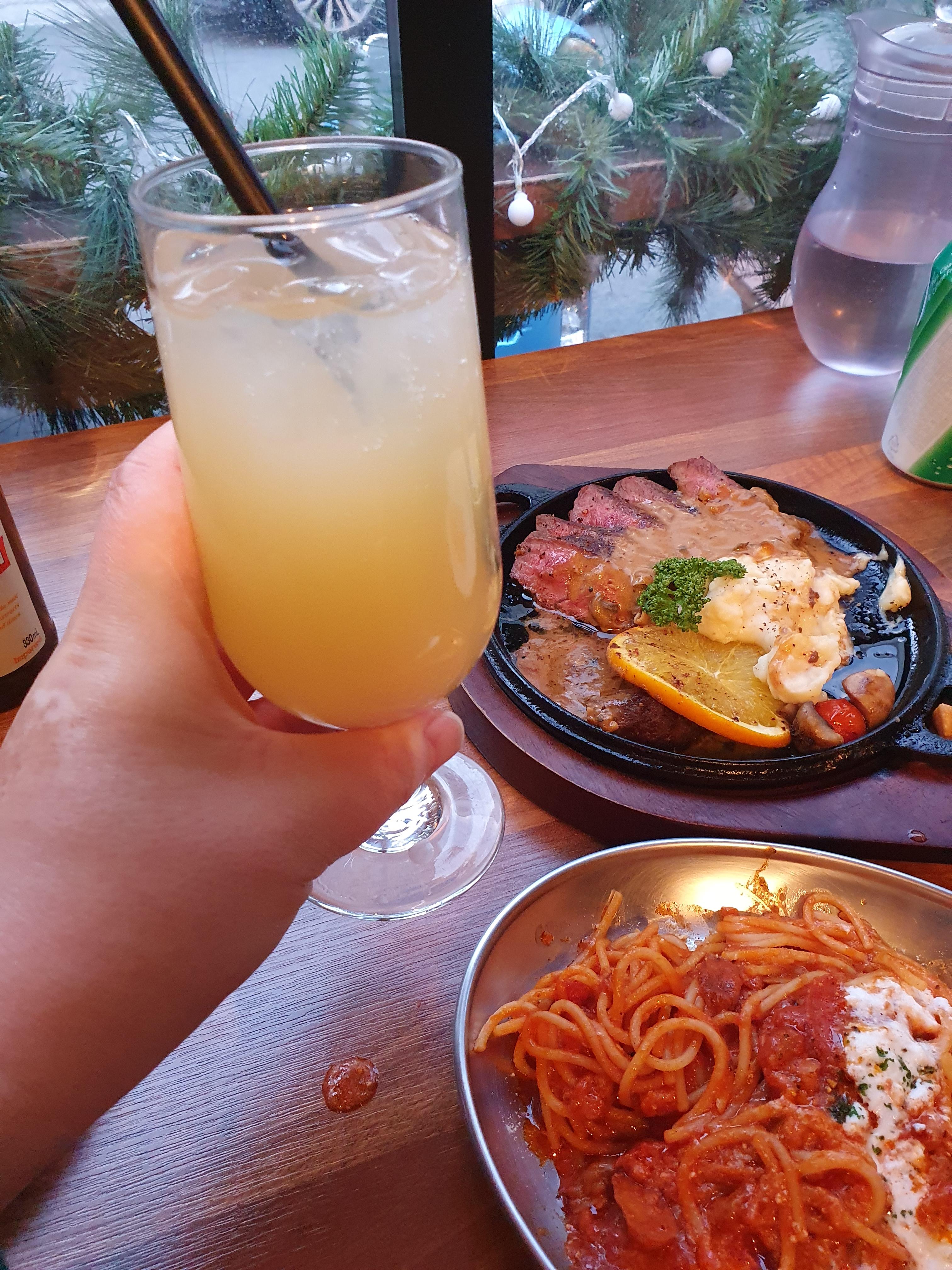 자몽 하이쥬랑 같이 세트 메뉴 냠냠했습니다.