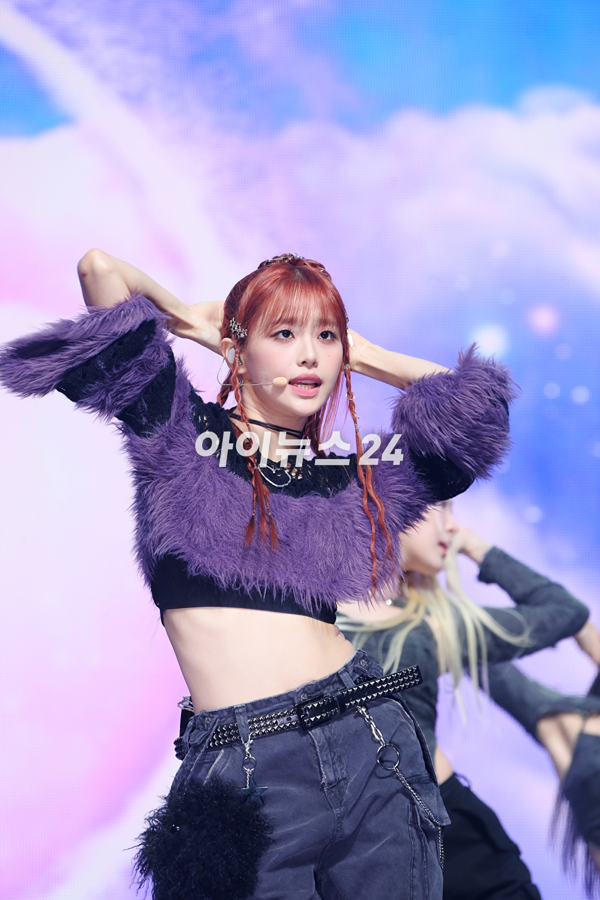 가수 츄가 18일 오후 서울 광진구 예스24라이브홀에서 열린 츄(CHUU) 첫 번째 미니앨범 '하울' 발매 기념 쇼케이스에서 타이틀곡 '하울' 무대를 선보이고 있다. [사진=정소희 기자]