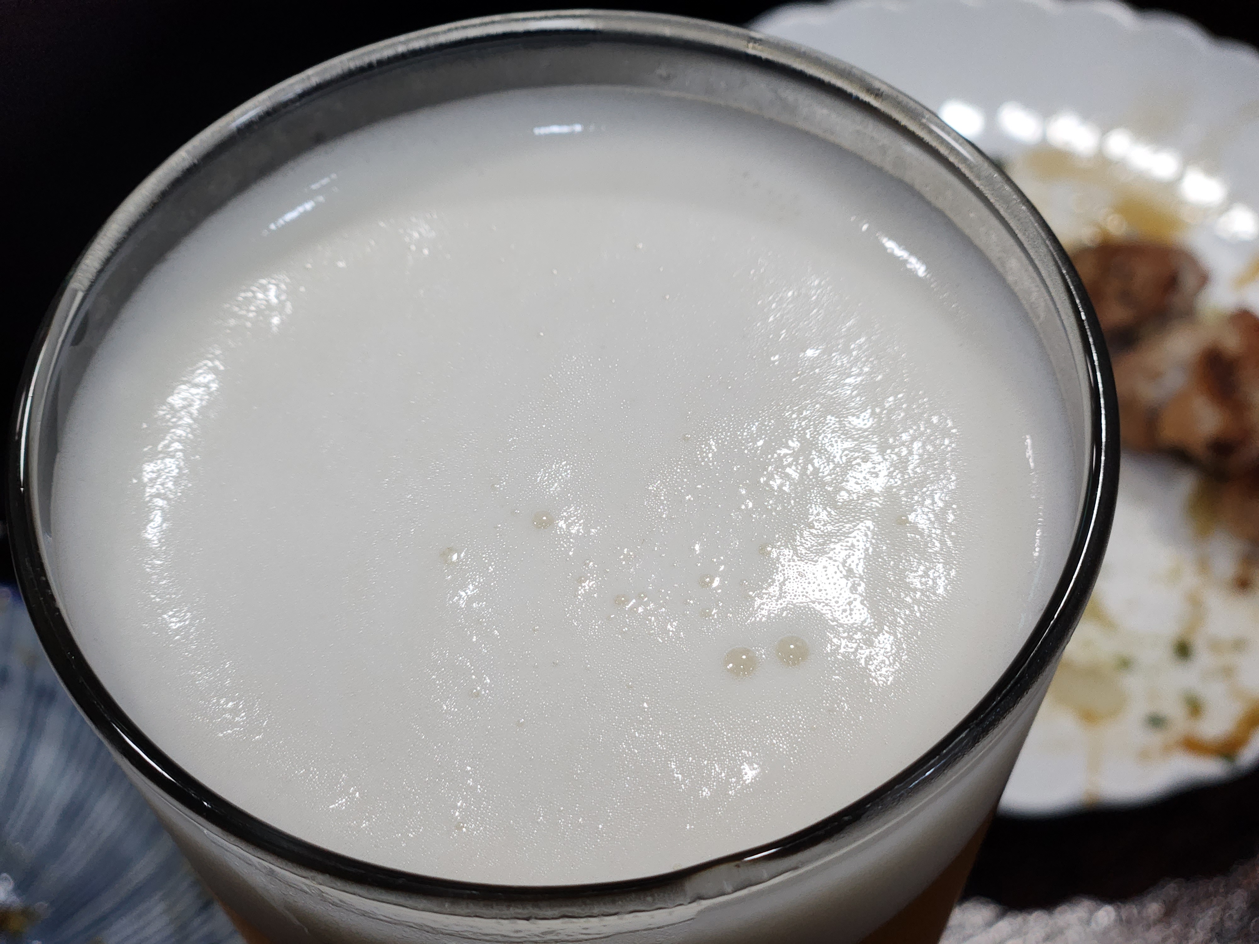 시원하게 따라낸 오키나와 생맥주, 투명한 잔에 담긴 맥아의 풍미