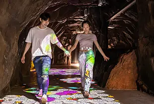 웅녀 동굴에서 함께 걷는 커플 모습