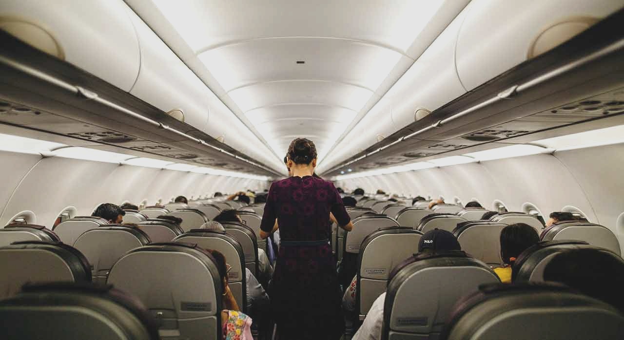 승무원이 객실 내 안내하는 모습이다. [ⓒPexels &lsquo;Kelly&rsquo;]