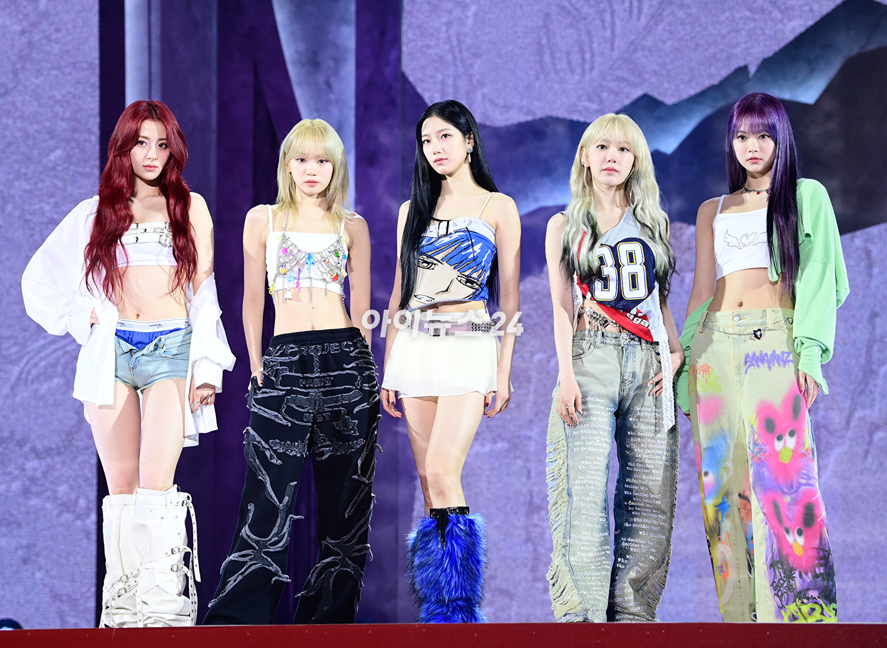 그룹 르세라핌이 19일 오후 서울시 성북구 안암동 고려대학교 화정체육관에서 열린 르세라핌(LE SSERAFIM) 미니 3집 '이지(EASY)' 발매 기념 쇼케이스에 참석하고 있다. [사진=정소희 기자]