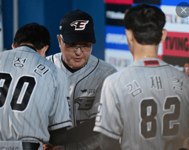 kt선수들에게 사과하는 한화 김경문감독