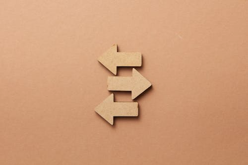 대출 재신청 시 선택 방향과 갈림길을 나타내는 화살표 이미지
