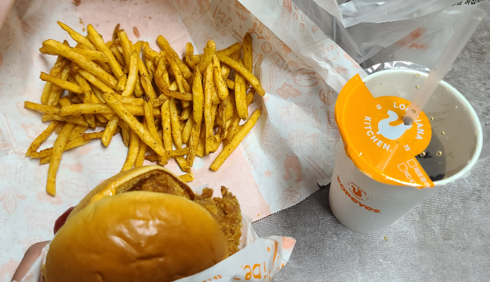 파파이스 성남신흥점 치킨샌드위치 깔끔한포장 배달완료 내돈내산 케이준감자튀김 스파이시 두툼한치킨 피클 두조각