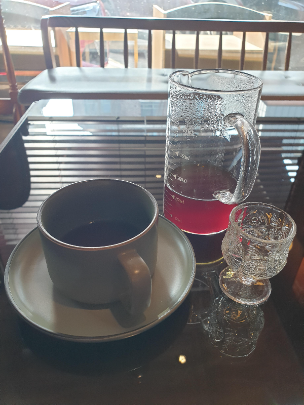 핫 커피는 비커와 시음용 작은 잔 그리고 예열된 잔이 함께 제공된다.