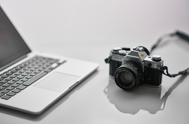 노트북과 카메라 사진