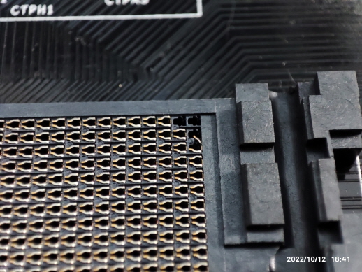 우측 상단의 핀을 하나 뽑아보려고 했는데 안 뽑힙니다.