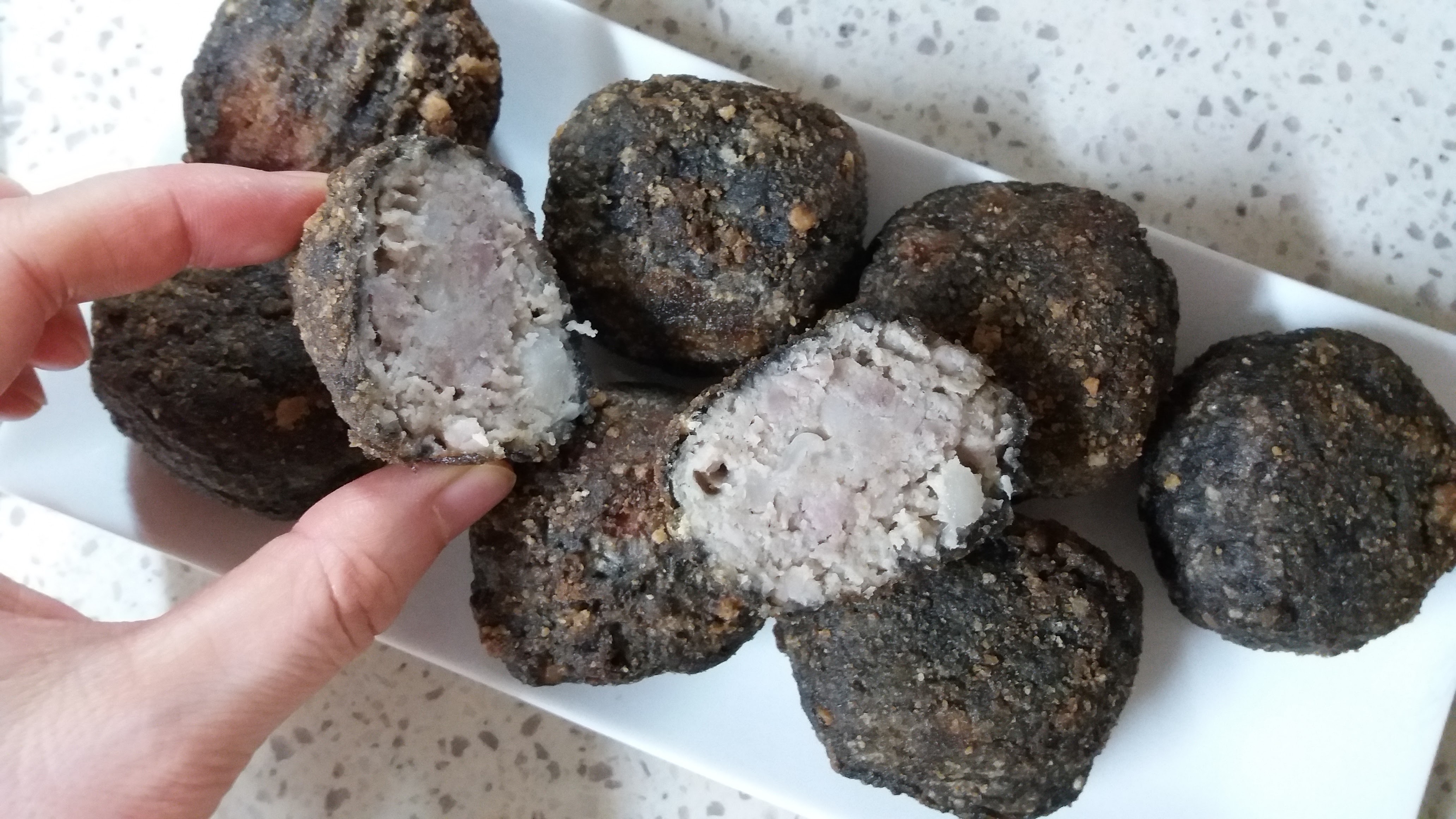 고메 거멍 화산송이 볼카츠