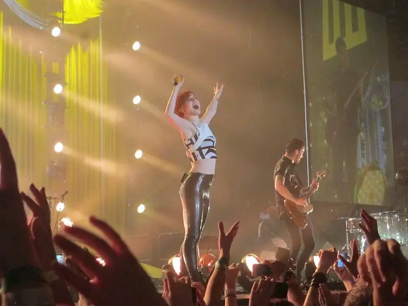 파라모어-미저리-비즈니스-무대