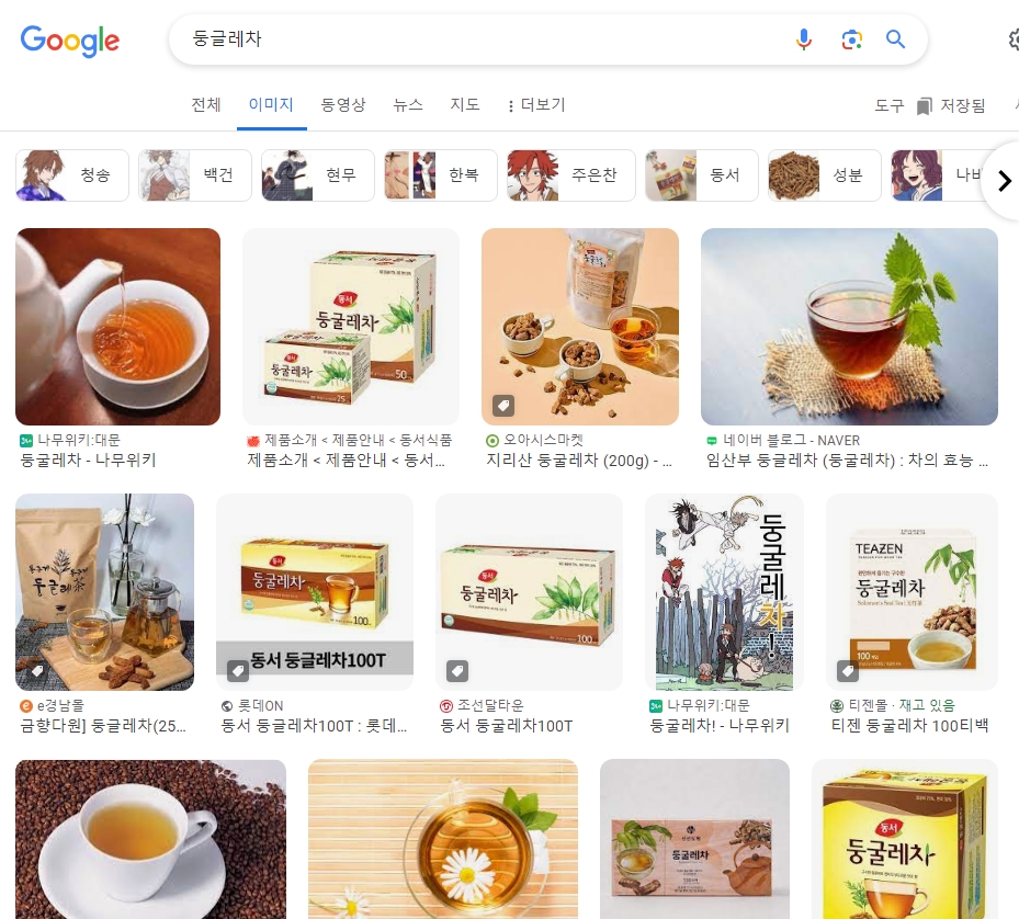 따뜻한 물에 우러나고 있는 둥글레차 티백과 찻잔의 감성적인 사진