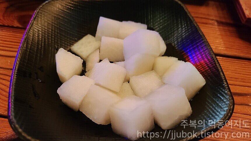 구도로통닭-반찬-치킨무