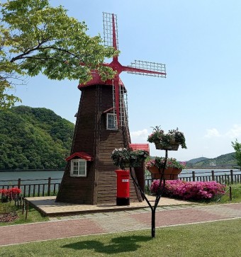 반월호수 내 빨간풍차 사진