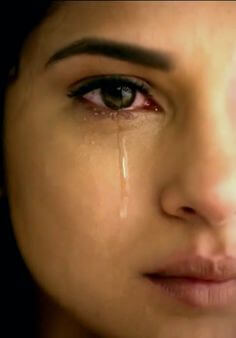 무엇인가-한이-맺힌듯-눈물을-주르륵-흘리는-여인