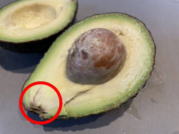 아보카도 꼭지 부분 갈색 선, 아주 약간 산화, 숙성된 상태