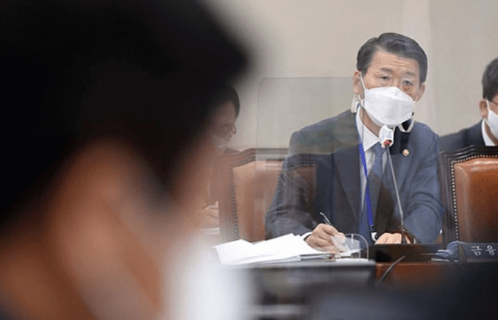 마스크를-쓴-은성수-금융위원장