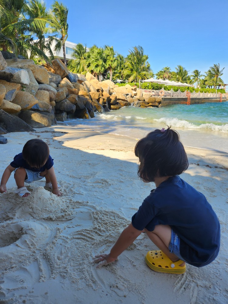 모래놀이를 하는 아이