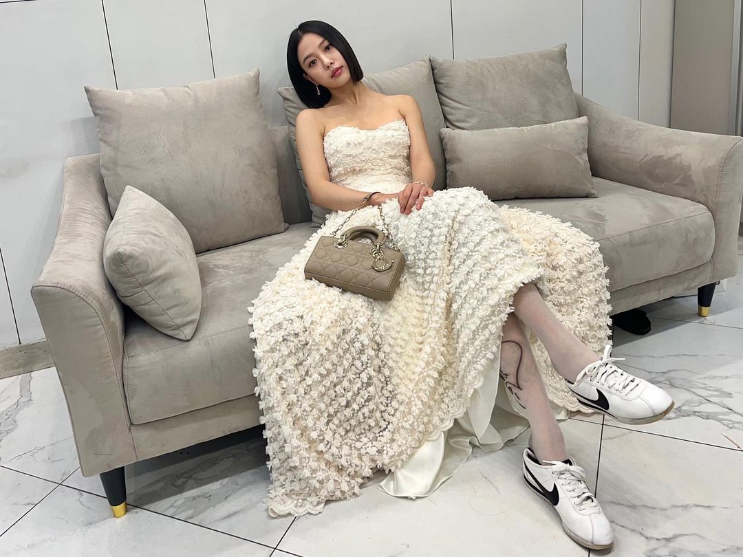 고민시 드레스라인에 살짝 가슴