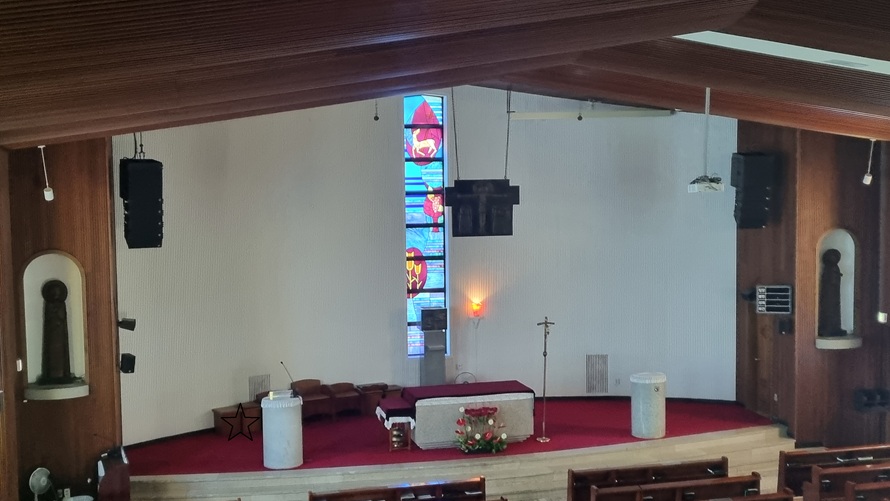 연희동성당 제대, 제단, 십자고상, 스테인드글라스, 감실, 예수성성심상, 성모자상 사진