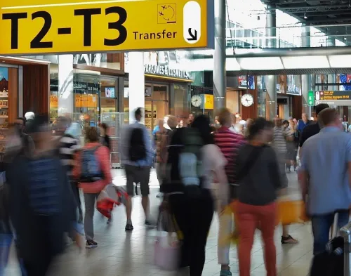 설 연휴 인천공항 출국장의 붐비는 인파 모습