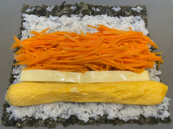 당근라페 김밥 만들기 - 달걀말이, 치즈, 당근라페 밥 위에 얹기