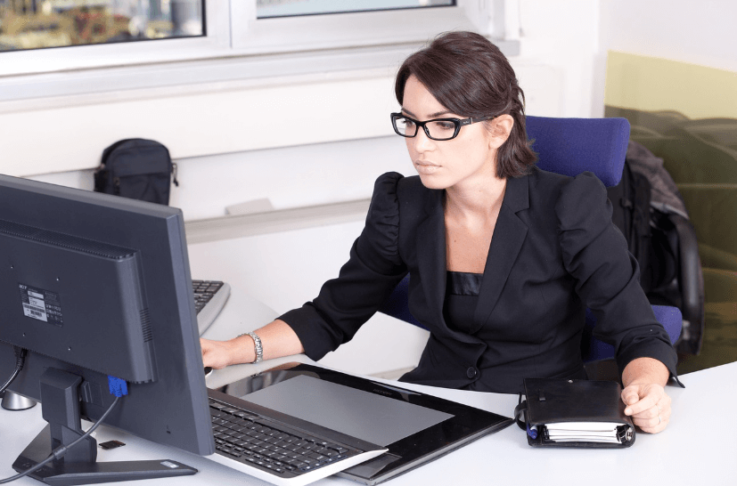 컴퓨터 앞에서 일하고 있는 여성의 모습