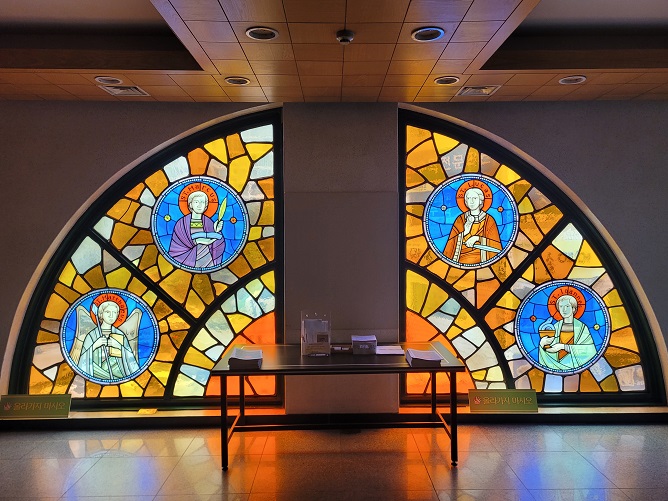 수원 성촌성당은 마태오, 마르코, 루카, 요한 이렇게 4분의 복음사가를 그린 스테인드글라스가 인상적이었습니다.