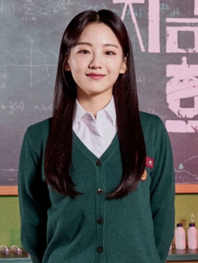 교보 입은 조이현