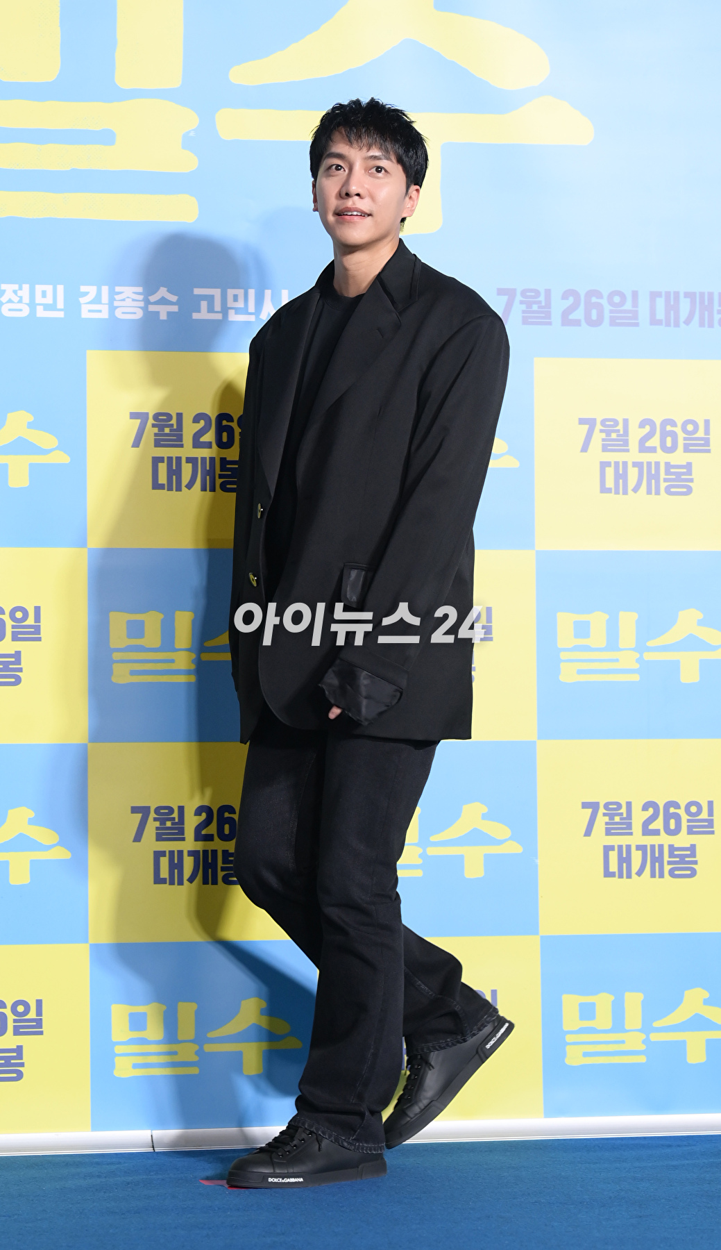 가수 겸 배우 이승기가 20일 오후 서울 강남구 삼성동 메가박스 코엑스에서 열린 영화 &#39;밀수&#39;(감독 류승완) VIP 시사회에 참석하고 있다. [사진=정소희 기자]