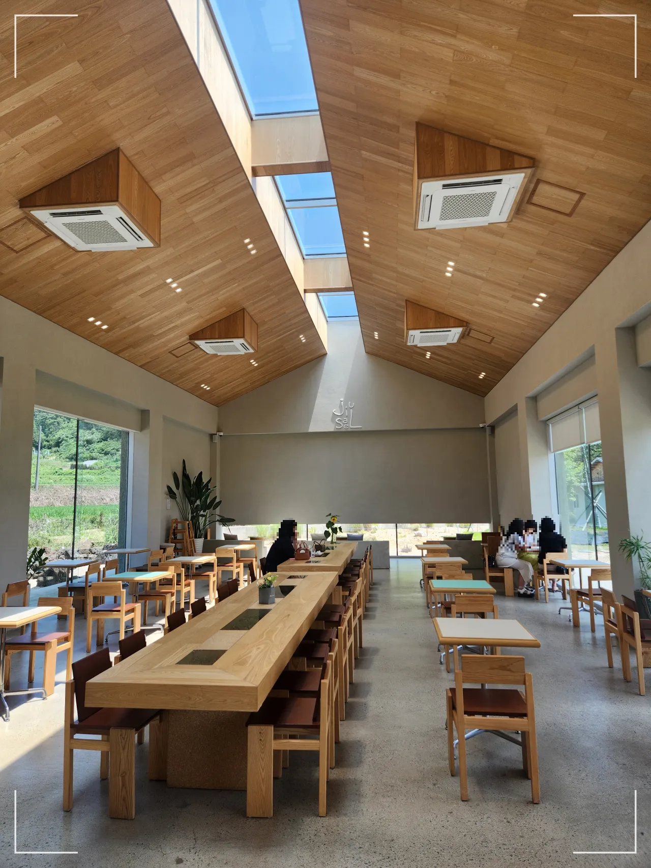 카페-인테리어-햇살이-비추는-세미-오픈형-천장