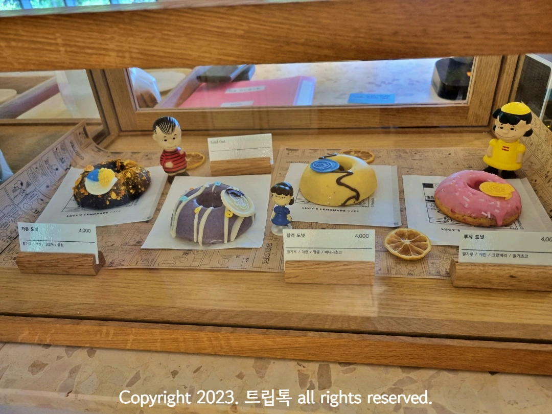 노랑&amp;#44;분홍&amp;#44;초코&amp;#44;보라 스누피 캐릭터로 꾸며진 도넛들