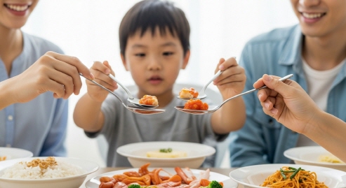가족끼리 식사 중 숟가락을 공유하는 장면