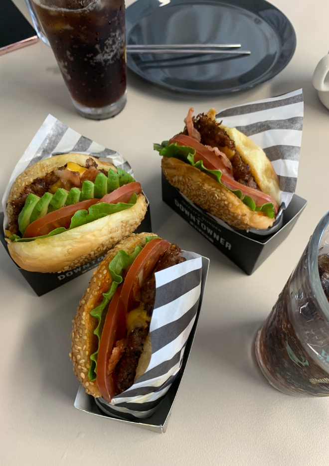 다운타우너 연남점 아보카도 버거, 베이컨 치즈 버거