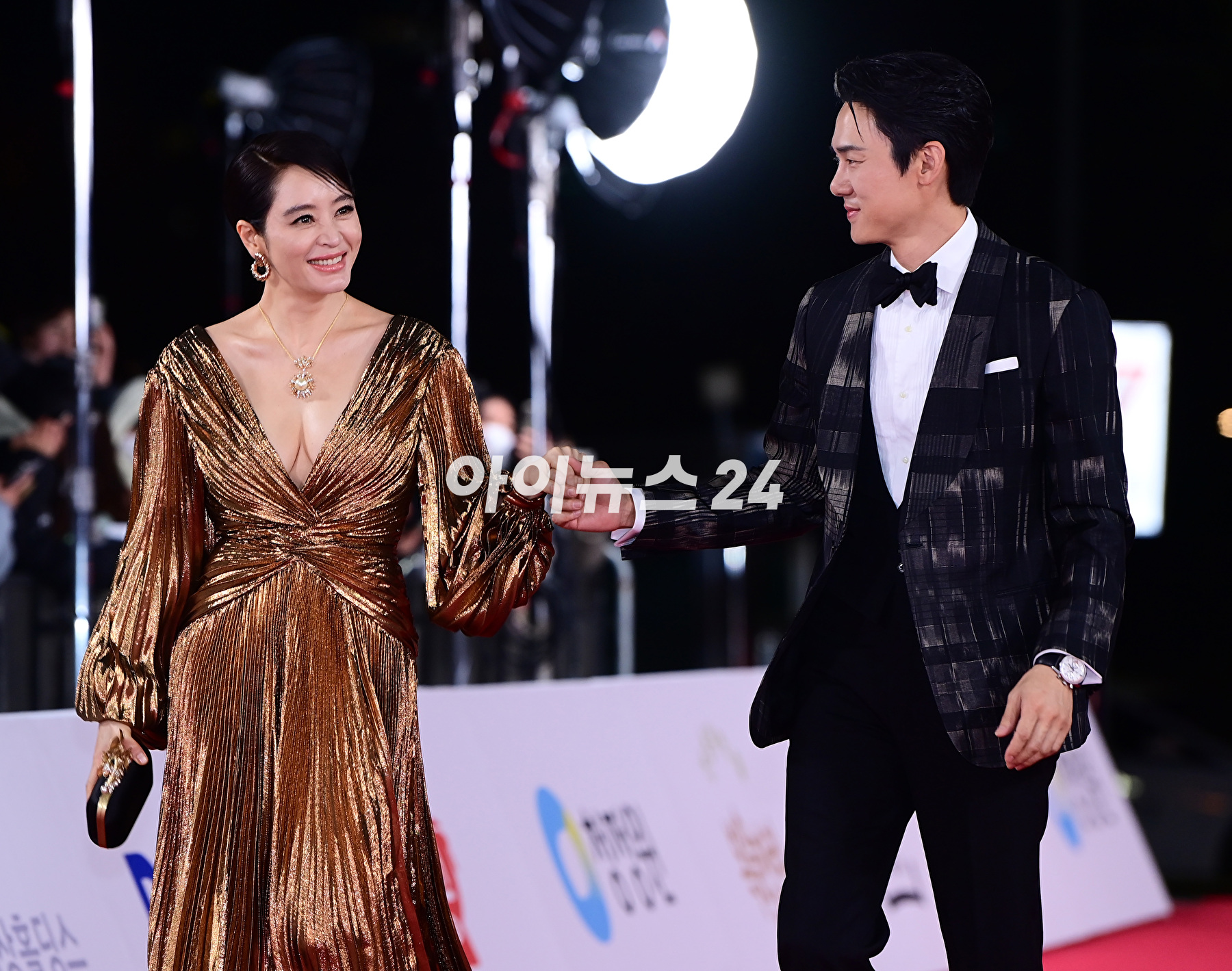 배우 김혜수가 24일 오후 서울 영등포구 여의도 KBS홀에서 진행된 제44회 청룡영화상 레드카펫 행사에 시상식 MC로 참석하고 있다. [사진=정소희 기자]