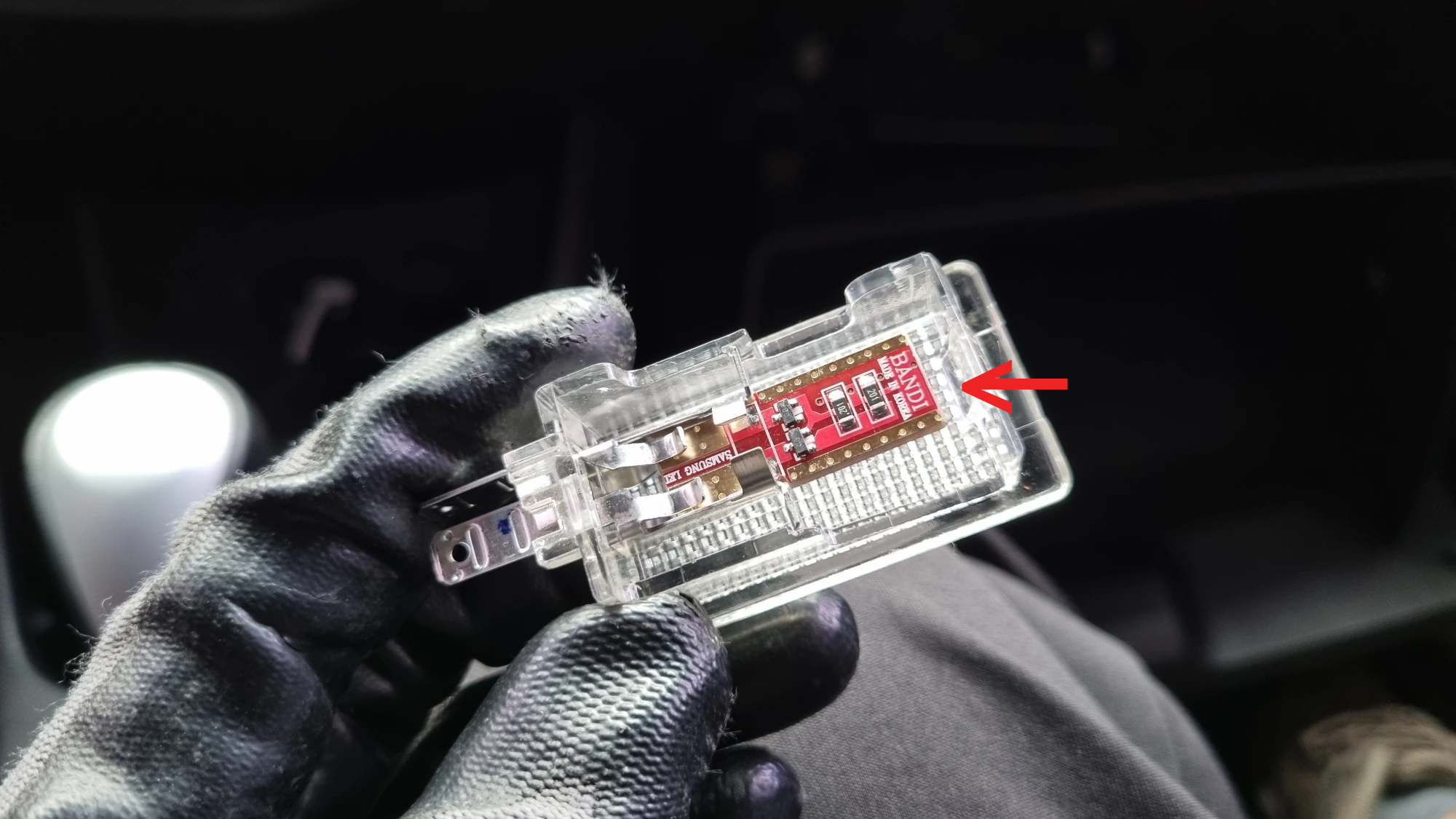 LED 전구 끼운 모습